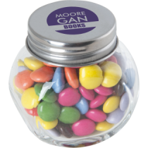 Kleine glazen pot gevuld met ca. 40 gr. choco carletties gekleurd deksel